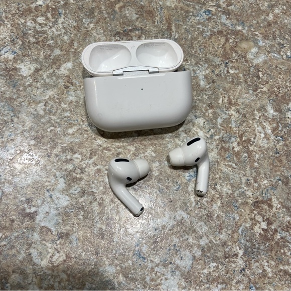 Apple AirPod 1st generation case with broken AirPods read description - Picture 5 of 7